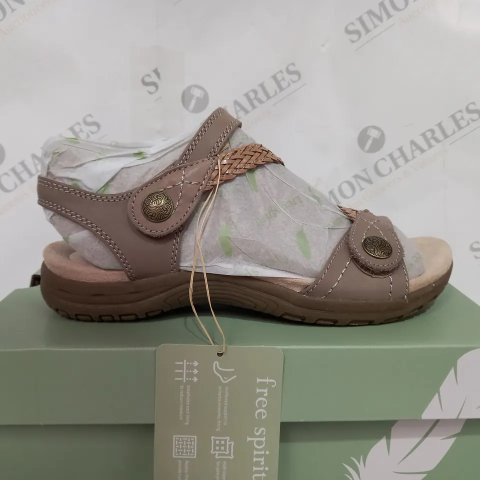 BOXED FREE SPIRIT MALIBU HIGH FLAT SANDLAS WITH OPEN TOE - SIZE 7