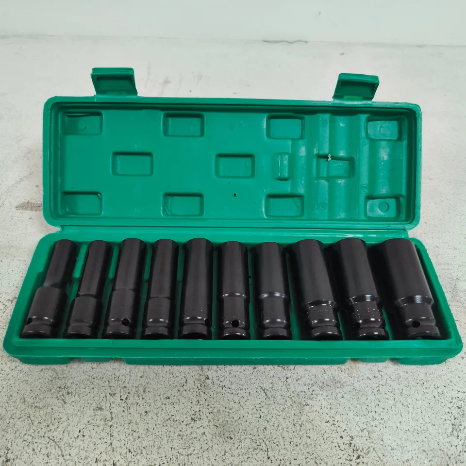 10-PIECE SOCKET SET IN GREEN PLASTIC CASE