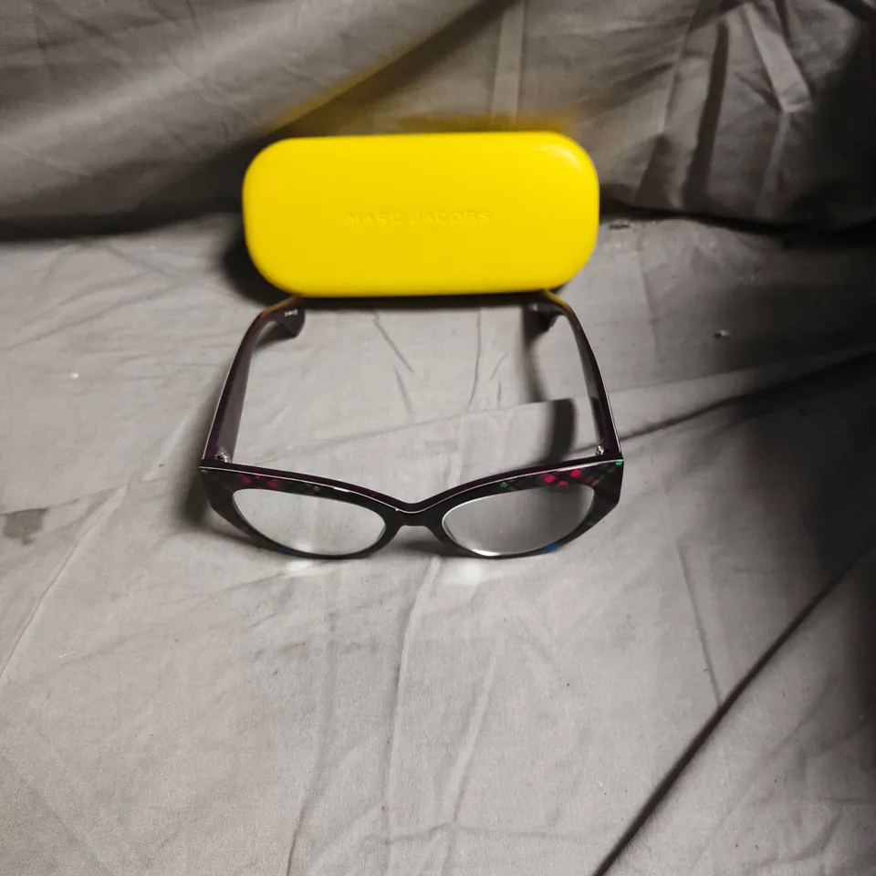 MARC JACOBS SUNGLASSES WITH DARK FRAME AND PATTERNED ARMS – YELLOW CASE