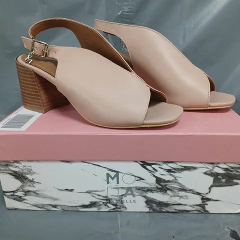 BOXED PAIR OF MODA IN PELLE BLOCK HEEL PEEP TOE LEATHER SANDALS IN CAMEO SIZE 5