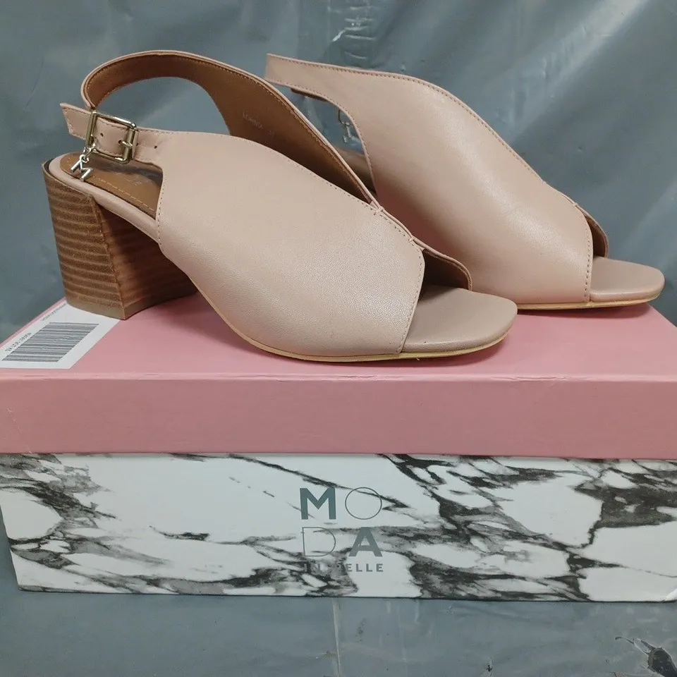 BOXED PAIR OF MODA IN PELLE BLOCK HEEL PEEP TOE LEATHER SANDALS IN CAMEO SIZE 5