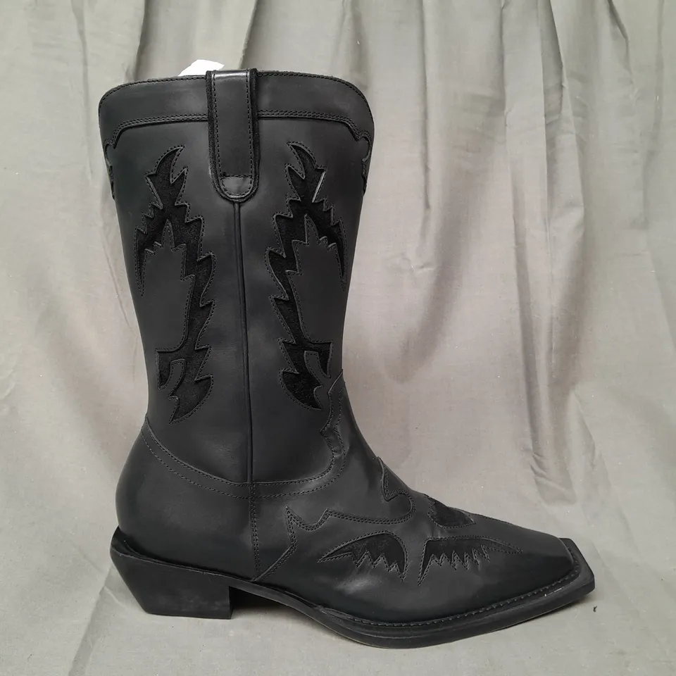 BOXED PAIR OF DESIGNER WESTERN STYLE BOOTS IN BLACK UK SIZE 9