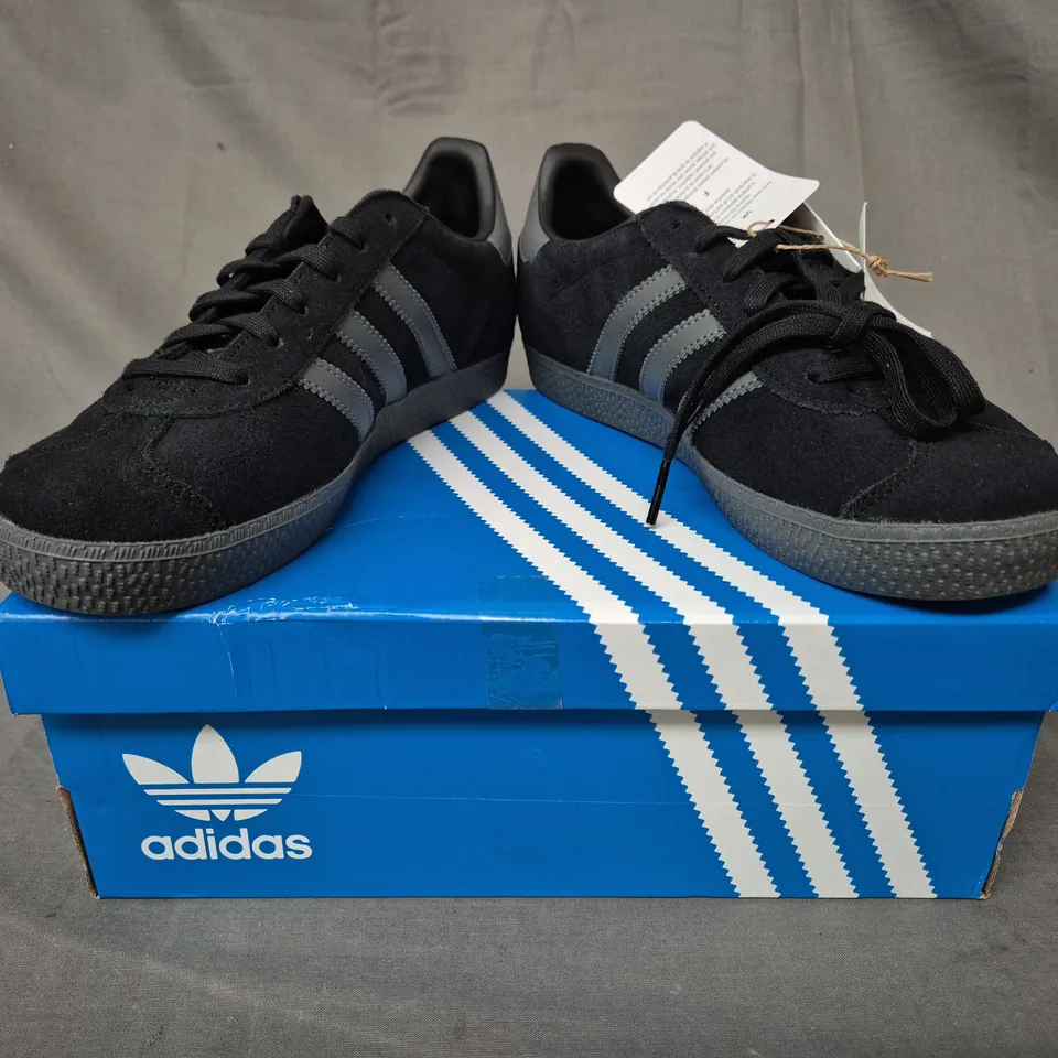 BOXED PAIR OF ADIDAS KID'S GAZELLE SHOES IN BLACK/DARK GREY UK SIZE 5