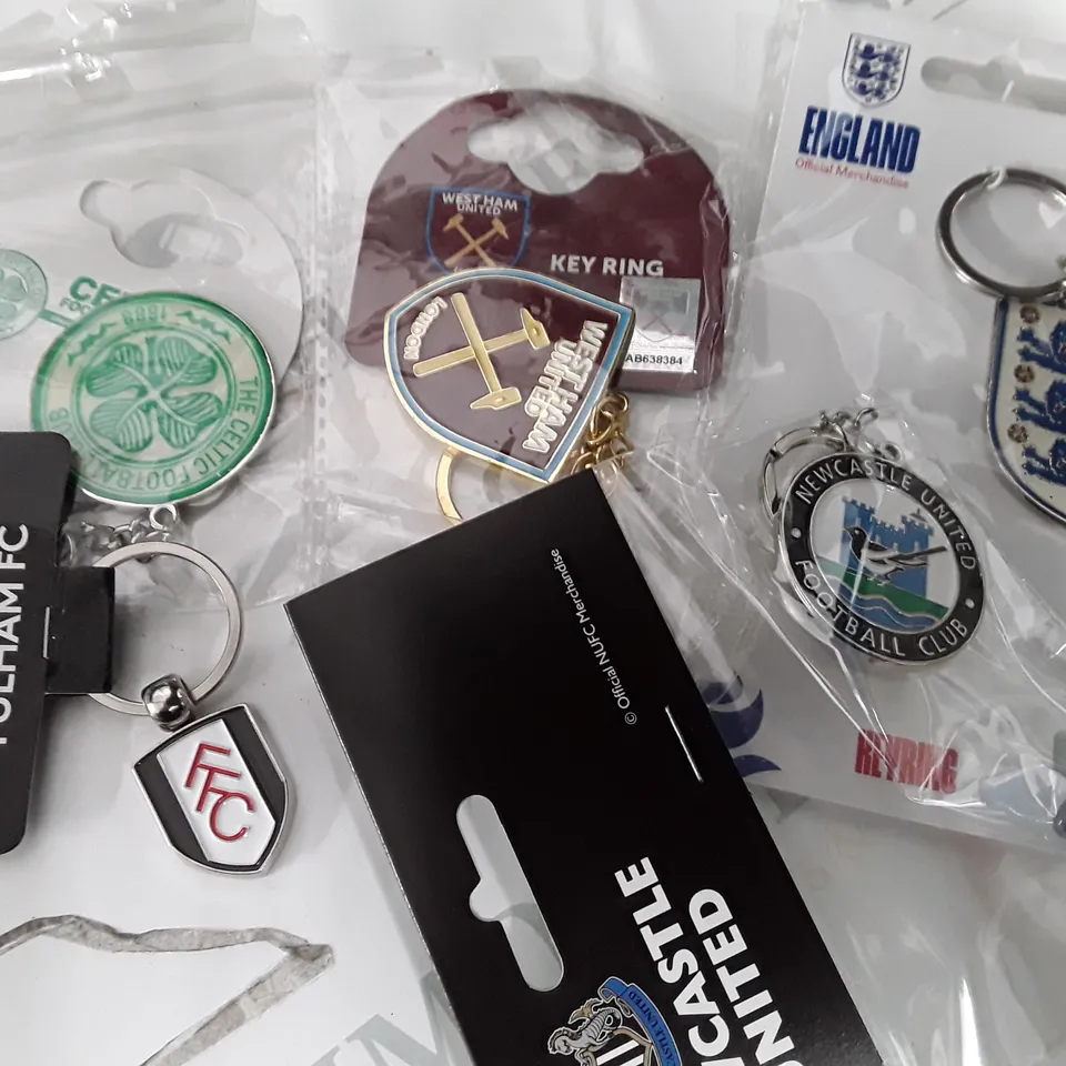 LOT OF APPROXIMATELY 30 ASSORTED FOOTBALL THEMED KEYRINGS