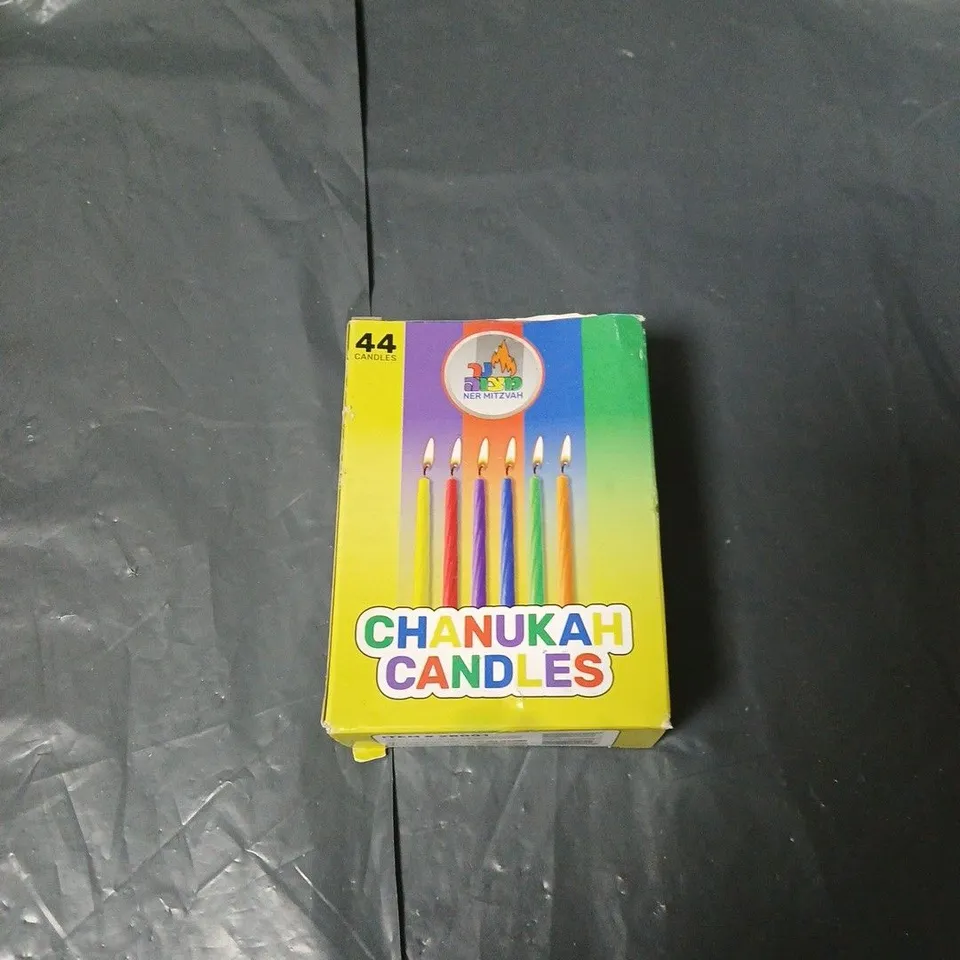 APPROXIMATELY 12 ASSORTED HOUSEHOLD ITEMS INCLUDING SCENTED CANDLE , CHANUKAH CANDLES AND LED BULB 