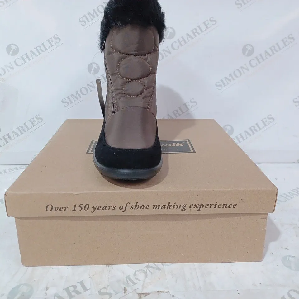 BOXED PAIR OF CUSHION-WALK FAUX FUR LINED ANKLE BOOTS IN BROWN SIZE 6