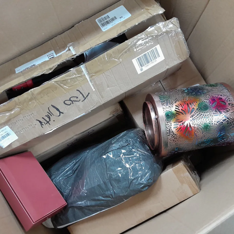 APPROXIMATELY 10 ASSORTED ITEMS TO INCLUDE SOLAR LAMP, TOOL SET, SIMPLY BEAUTY, ETC