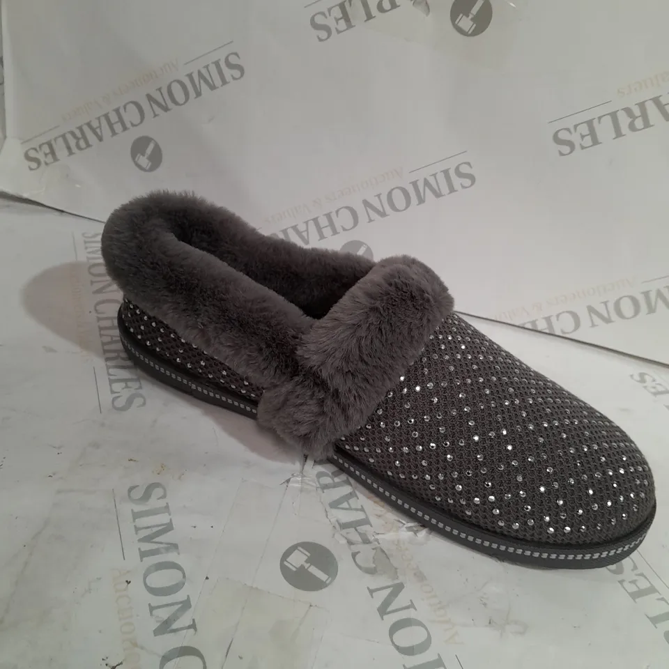 BOXED PAIR SKECHERS COZY SLIPPERS - CHARCOAL - UK SIZE 8 - BOXED 