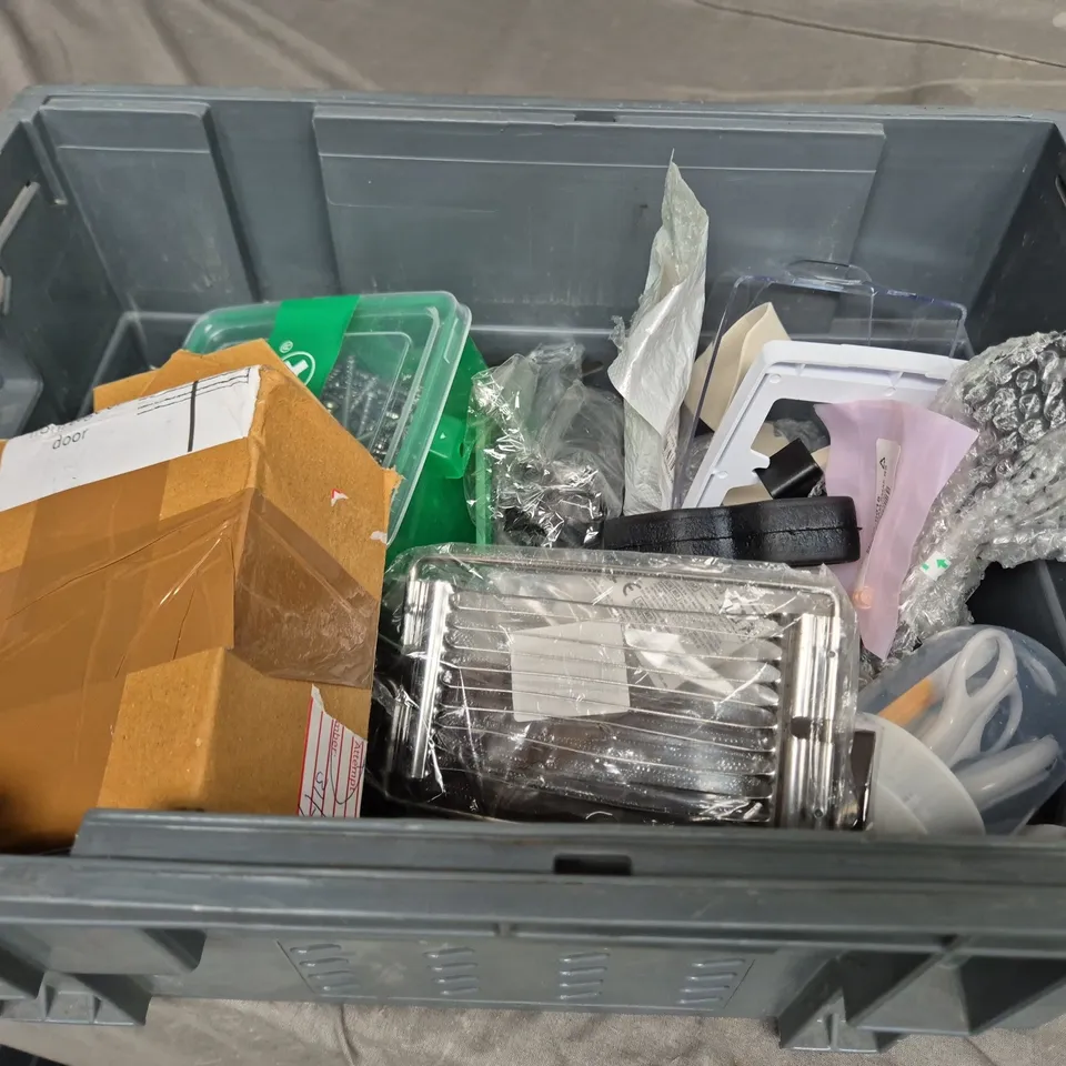 APPROXIMATELY 15 ASSORTED HOUSEHOLD ITEMS TO INCLUDE BOSTIK HARD PLASTIC GLUE, SPAX SCREWS AND REPLACEMENT VACUUM CLEANER ROLLER