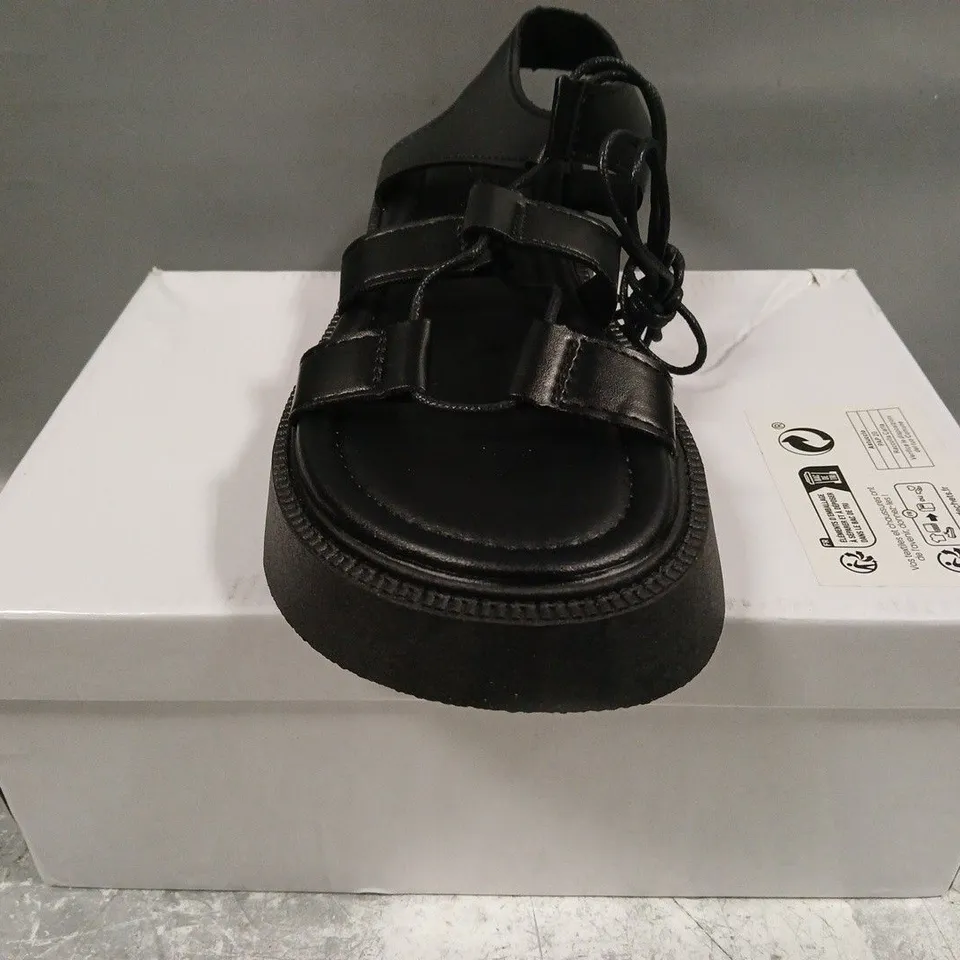 BOXED PAIR OF UNBRANDED OPEN TOE SANDALS IN BLACK ASIAN SIZE 260