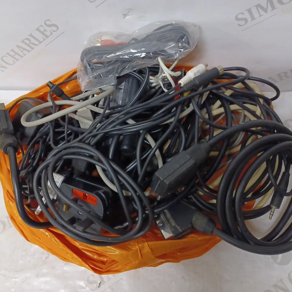 LOT OF APPROX. 30 MIXED CABLES INCLUDING CHARGERS, AUDIO/VIDEO, USB CABLES