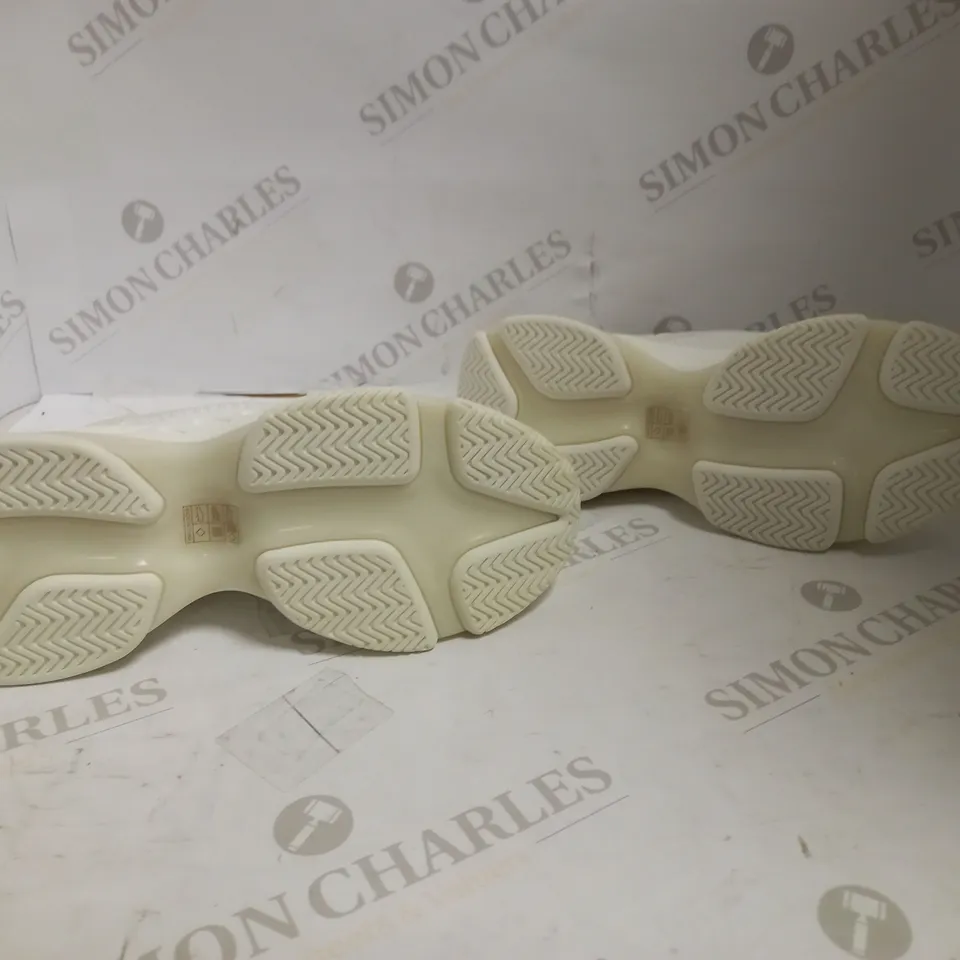 STEVE MADDEN MATCH CHUNKY TRAINERS IN WHITE - UK 6