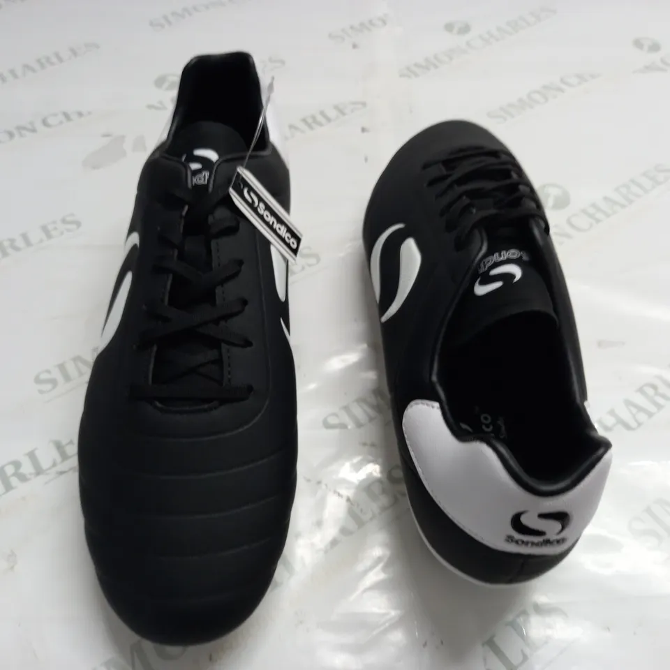 SONDICO BLACK/WHITE FOOTBALL TRAINERS - UK 11