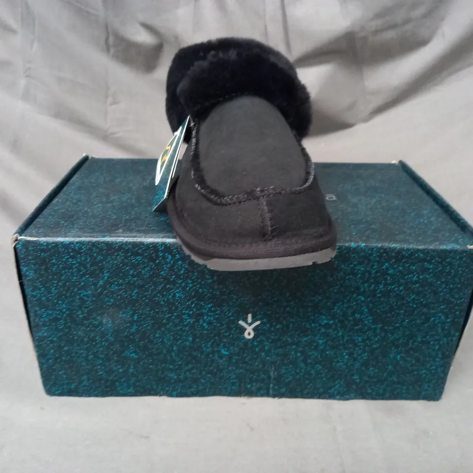 BOXED PAIR OF EMU AUSTRALIA SLIPPERS IN BLACK SIZE 9