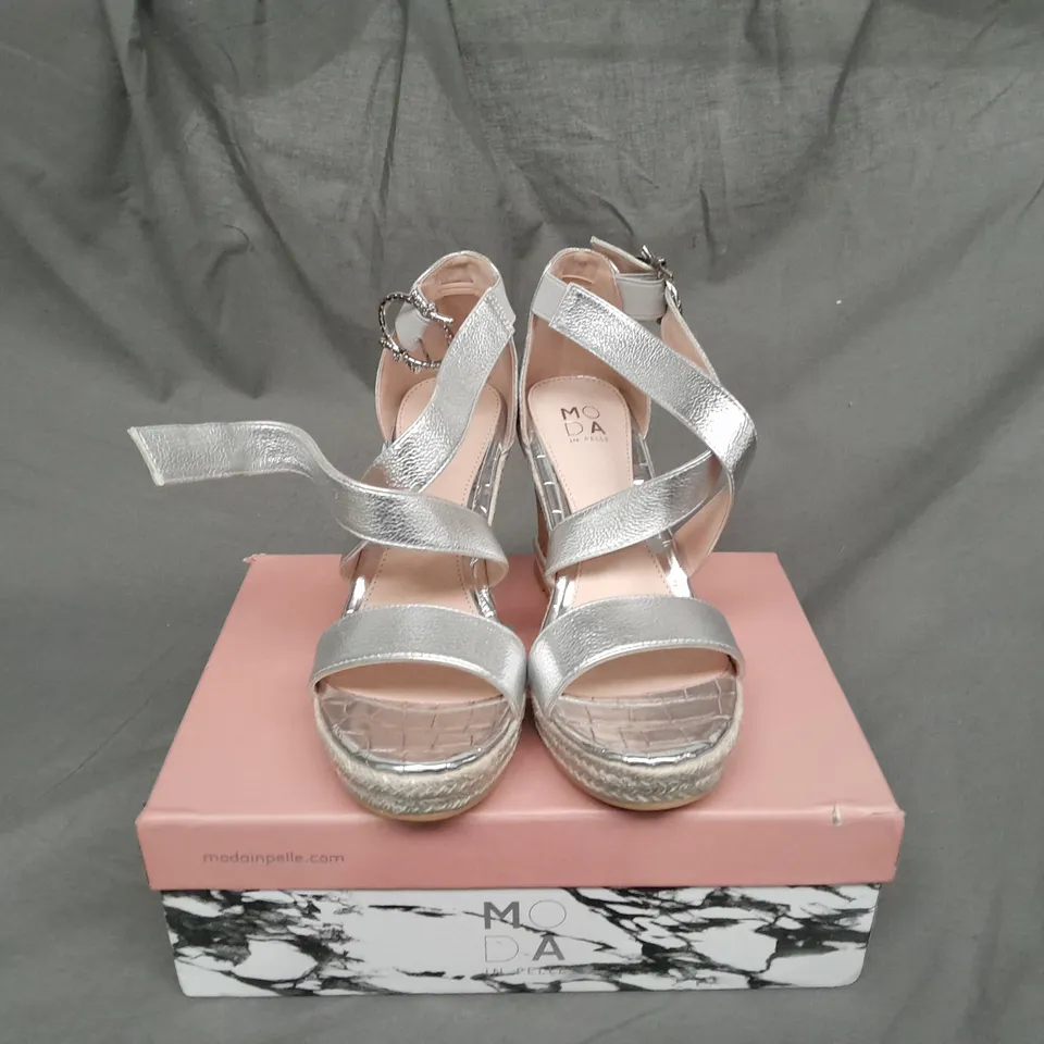 BOXED PAIR OF MODA CROSSOVER STRAP WEDGE SANDALS SIZE 39