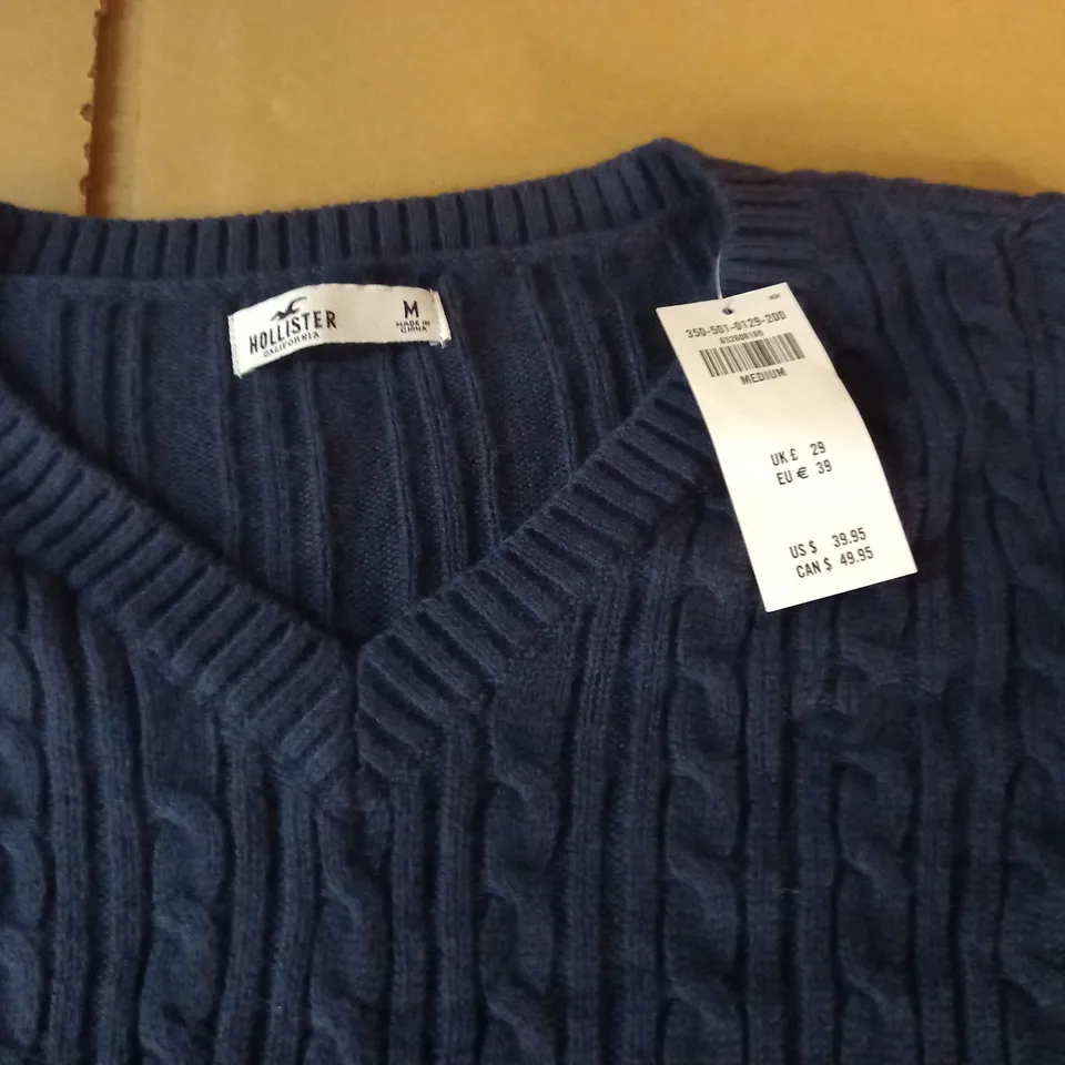 HOLLISTER V-NECK NAVY JUMPER - MED 