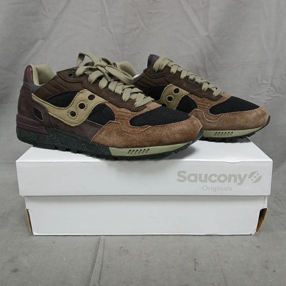 BOXED PAIR OF SAUCONY SHADOW 5000 TRAINERS IN BROWN/PLUM SIZE UK 6.5