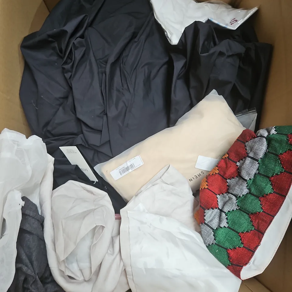 BOX OF APPROXIMATELY 20 ASSORTED CLOTHING ITEMS TO INCLUDE DRESS, TOPS, BAG, ETC