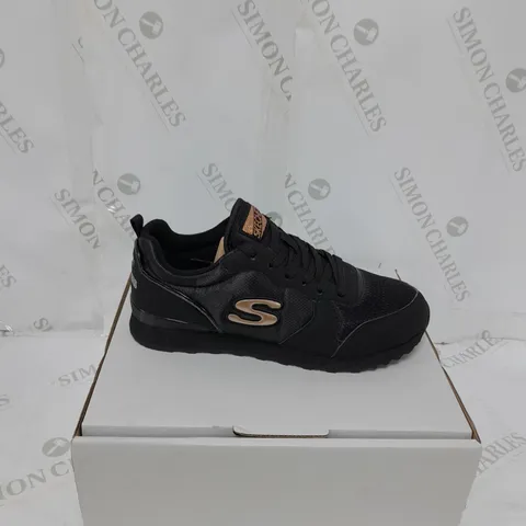 BOXED PAIR OF SKECHERS TRAINERS BLACK SIZE 6