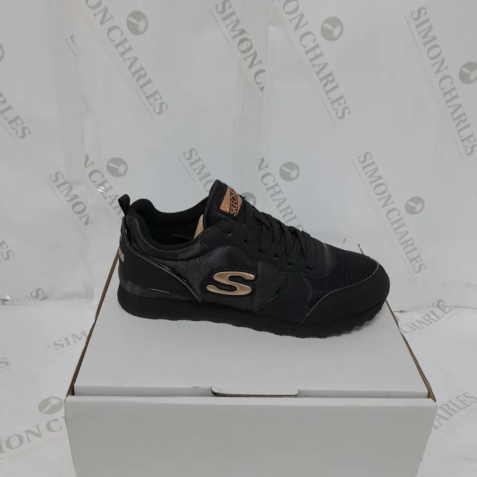 BOXED PAIR OF SKECHERS TRAINERS BLACK SIZE 6