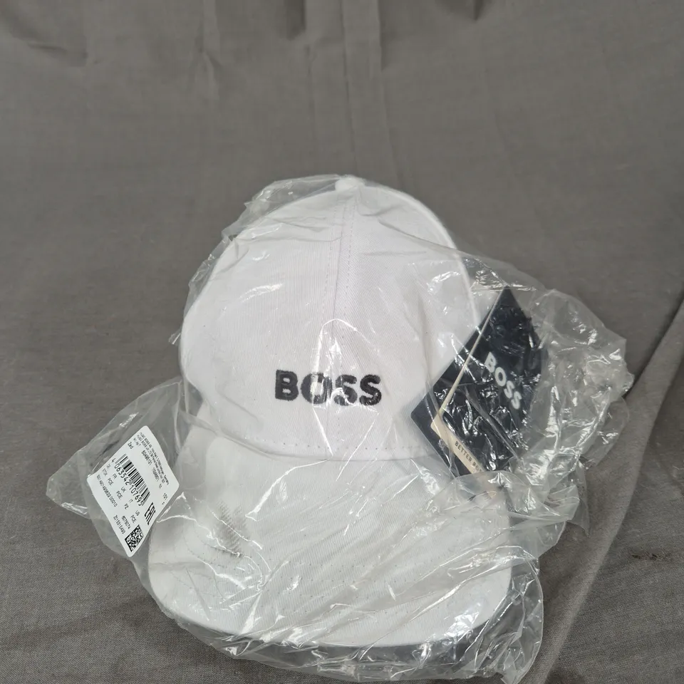 HUGO BOSS BASEBALL CAP IN WHITE