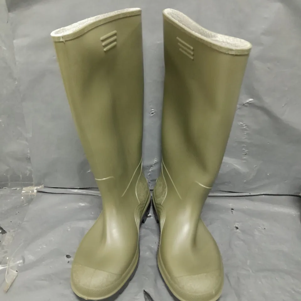 PAIR OF DUNLOP PRICEMASTOR WELLINGTON BOOTS - 8