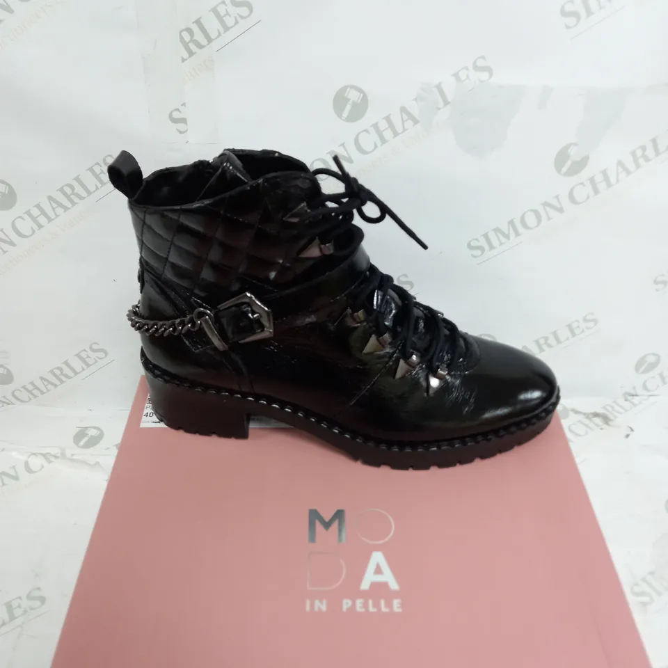 PAIR OF MODA IN PELLE ARNIE LACE UP BOOTS IN BLACK SIZE 7