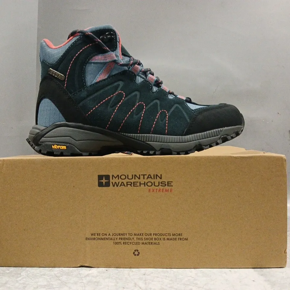 BOXED PAIR OF MOUNTAIN WAREHOUSE EXTREME WATERPROOF VIBRAM WALKING BOOTS IN BLUE/MULTI SIZE UK 5