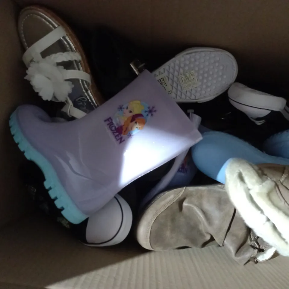 APPROXIMATELY 10 PAIRS OF ASSORTED KIDS SHOES IN VARIOUS STYLES AND SIZES 