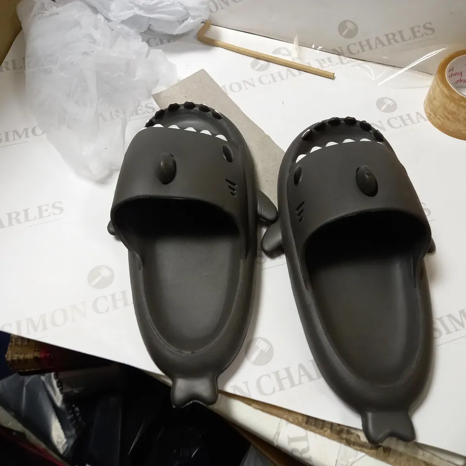 GREY BLACK SHARK SLIDERS SIZE 42-43