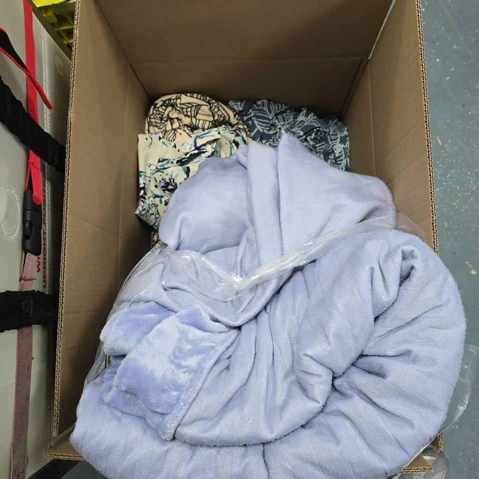 BOX OF APPROXIMATELY 14 ASSORTED ITEMS TO INCLUDE: BLACK HANDBAG AND CLEAR HANDBAG