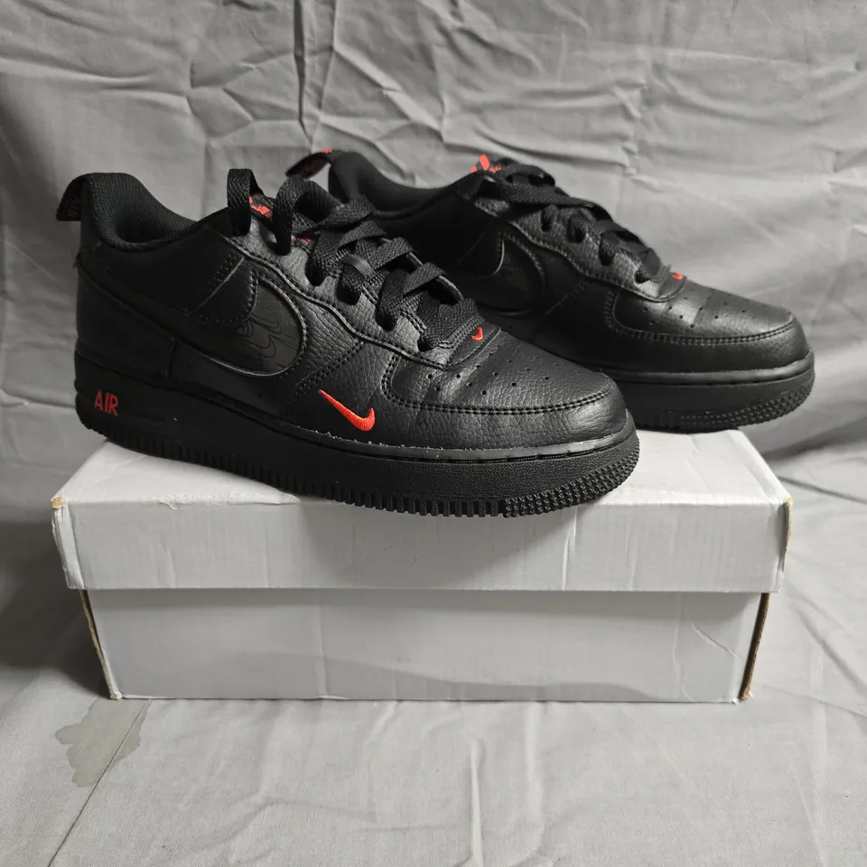 BOXED PAIR OF NIKE AIR FORCE 1 LV8 GS SHOES IN BLACK/RED SIZE UK 6