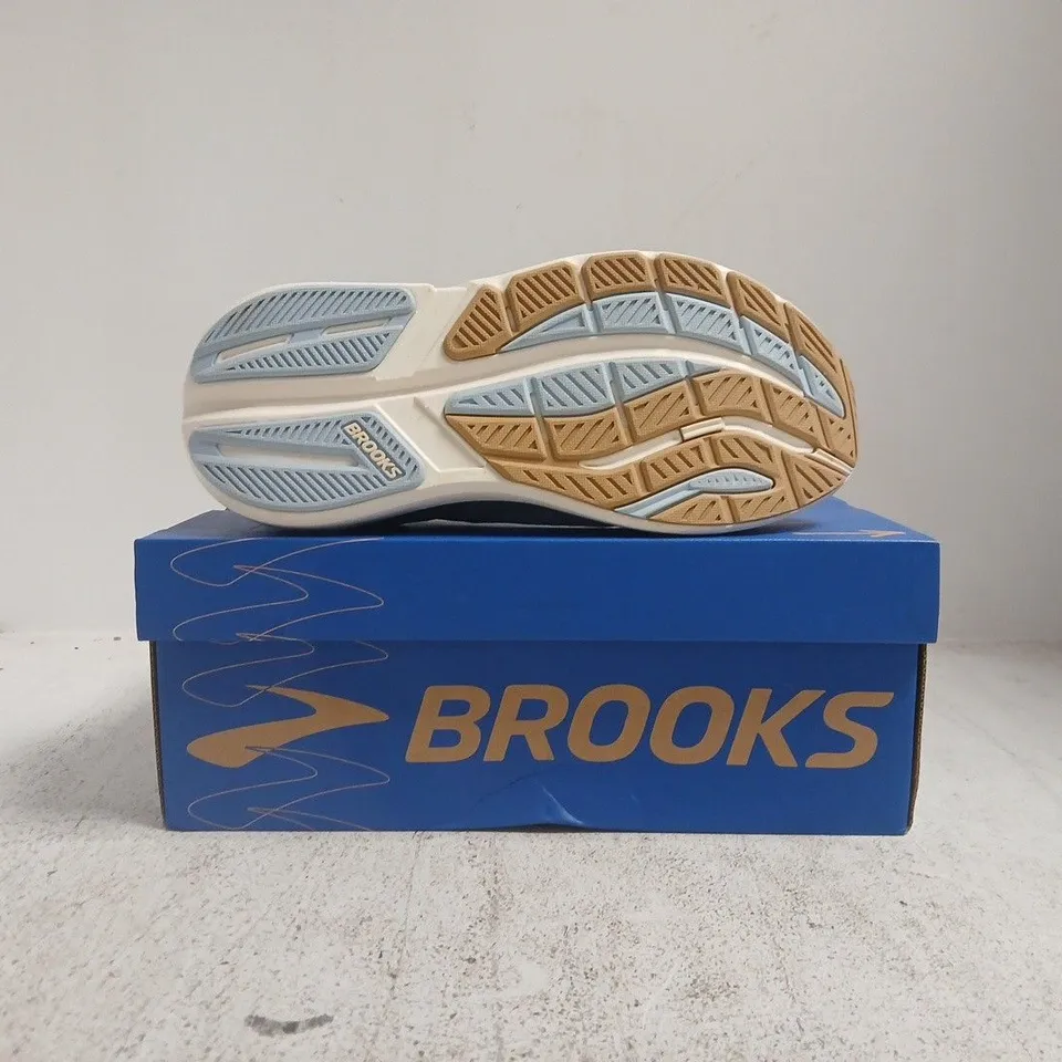 BOXED PAIR OF BROOKS GHOST MAX 3 TRAINERS IN BLUE/CREAM SIZE UK 6.5