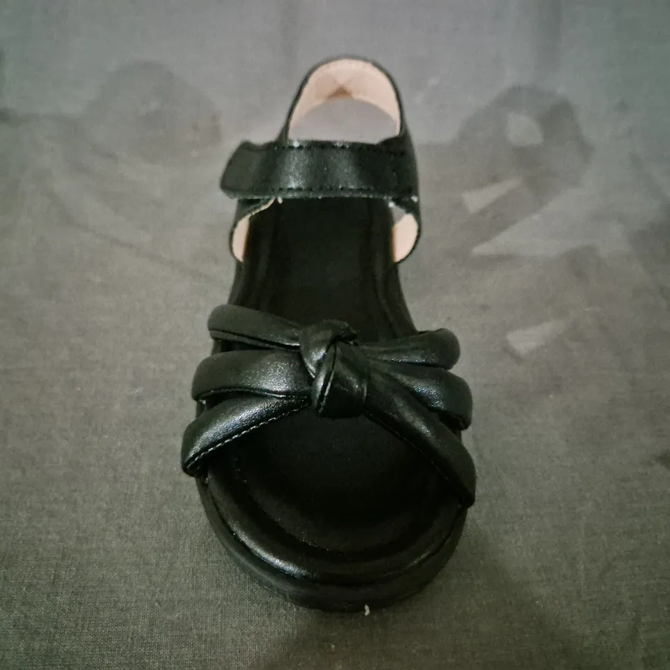 BOXED PAIR OF UNBRANDED KID'S OPEN TOE SANDALS IN BLACK EU SIZE 25