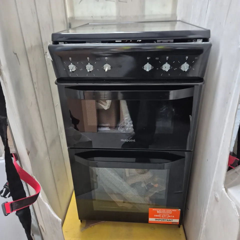 HOTPOINT FREESTANDING ELECTRIC COOKER WITH CERAMIC HOB – BLACK VISIBLE DAMAGE