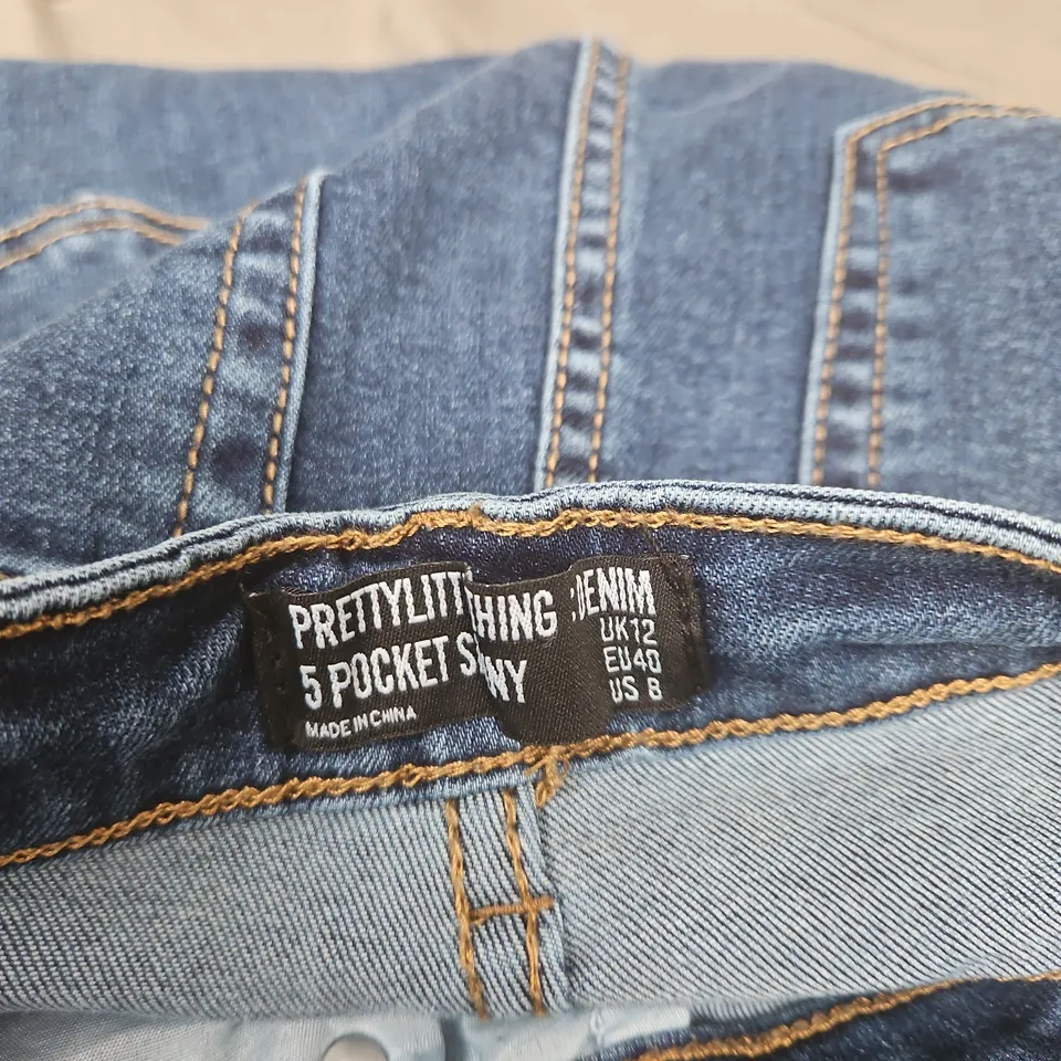 PRETTYLITTLETHING JEANS – MID BLUE DENIM, DISTRESSED HEM, UK 12