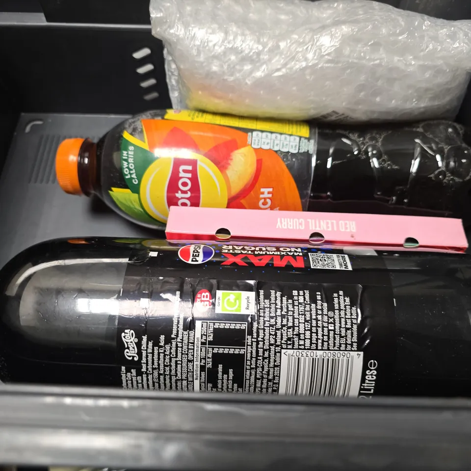 APPROXIMATELY 6 ASSORTED FOOD & DRINK ITEMS TO INCLUDE - PEPSI MAX , LIPTON PEACH ICE TEA ETC