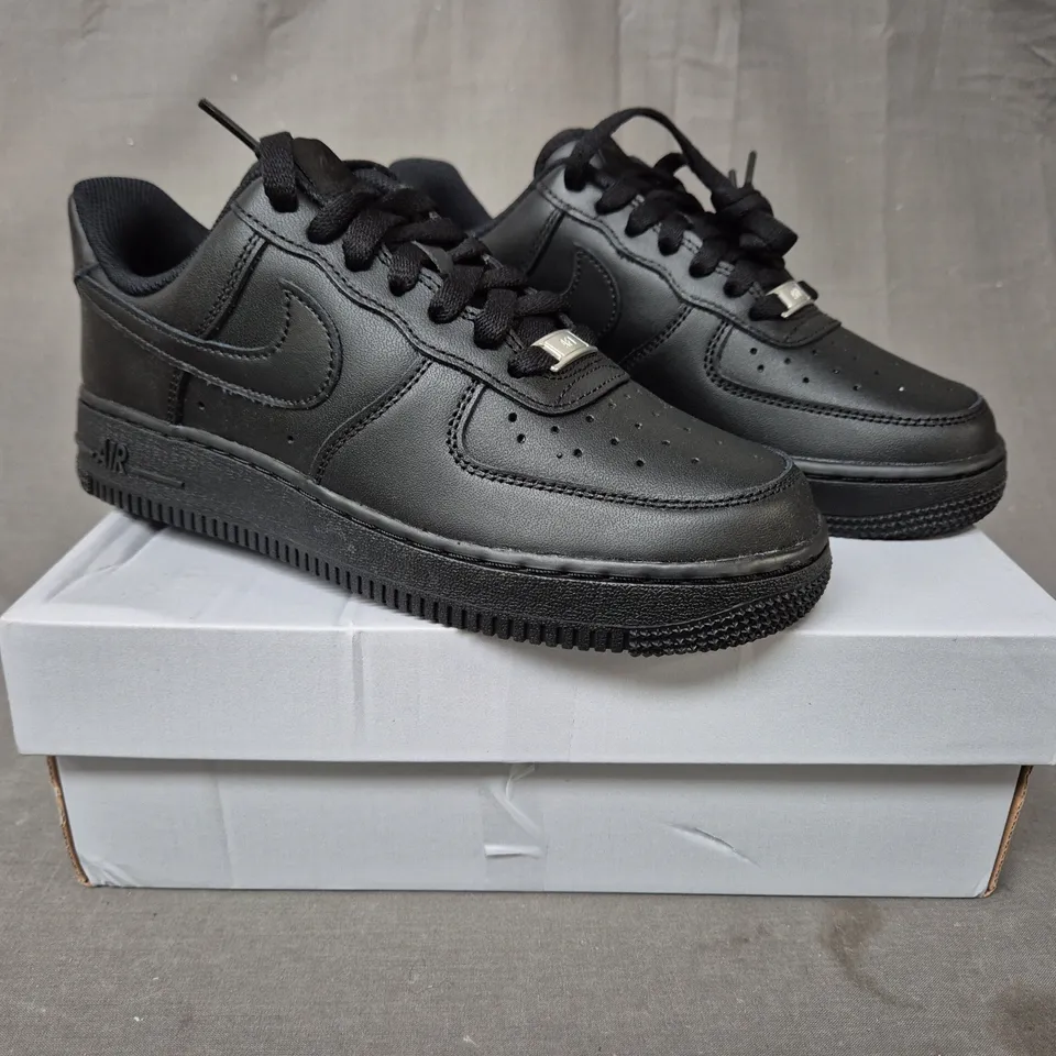 BOXED PAIR OF NIKE WOMEN'S AIR FORCE 1 '07 SHOES IN BLACK UK SIZE 4.5