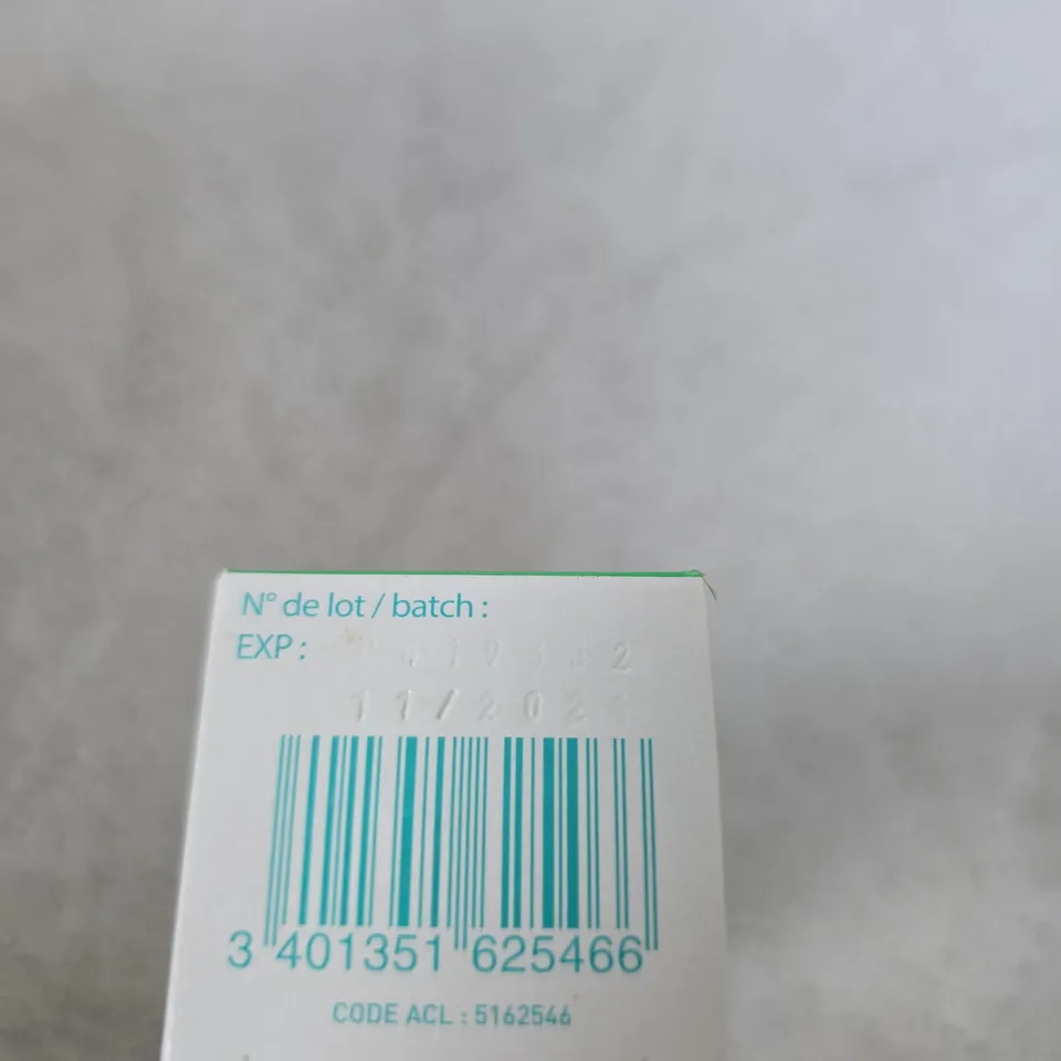 BOX OF APPROXIMATELY 70 X PURESSENTIEL AIR FRESHENER SPRAY – 41 ESSENTIAL OILS - EXP DATE 11 / 24