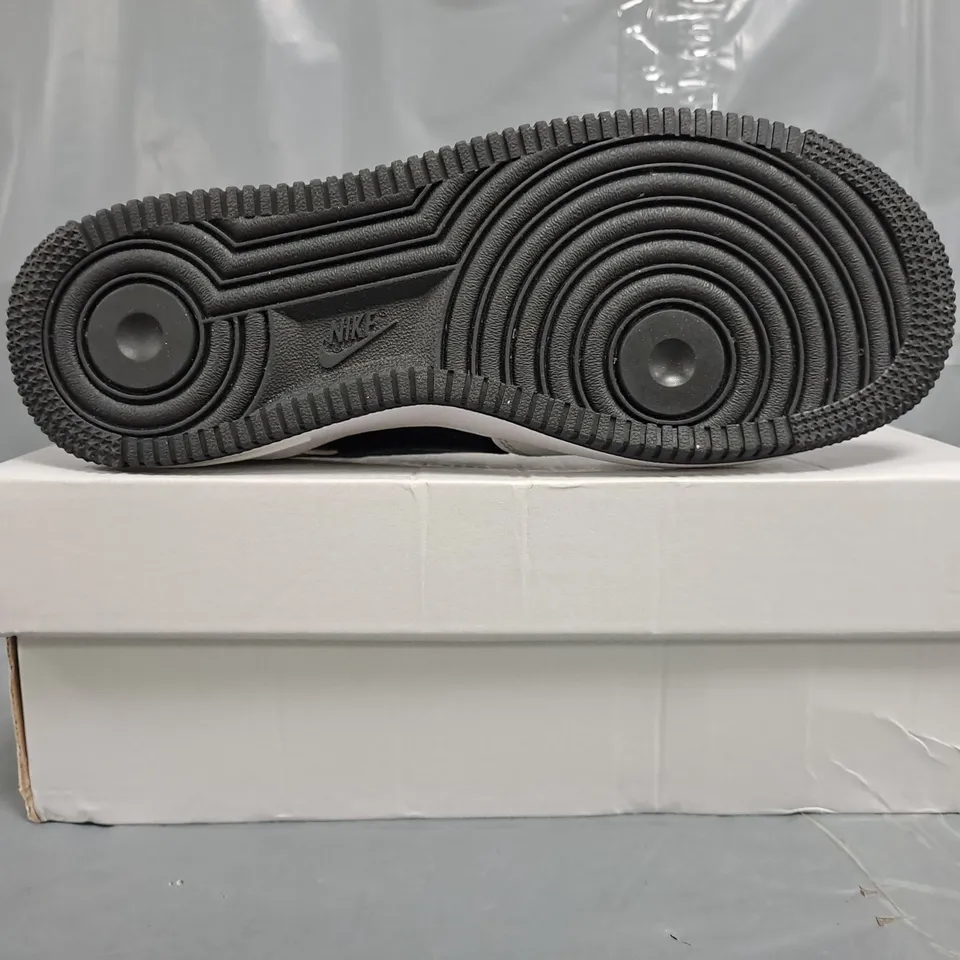 BOXED PAIR OF NIKE AIR FORCE 1 SHOES IN WHITE/BLACK/GREEN SIZE UK 4.5