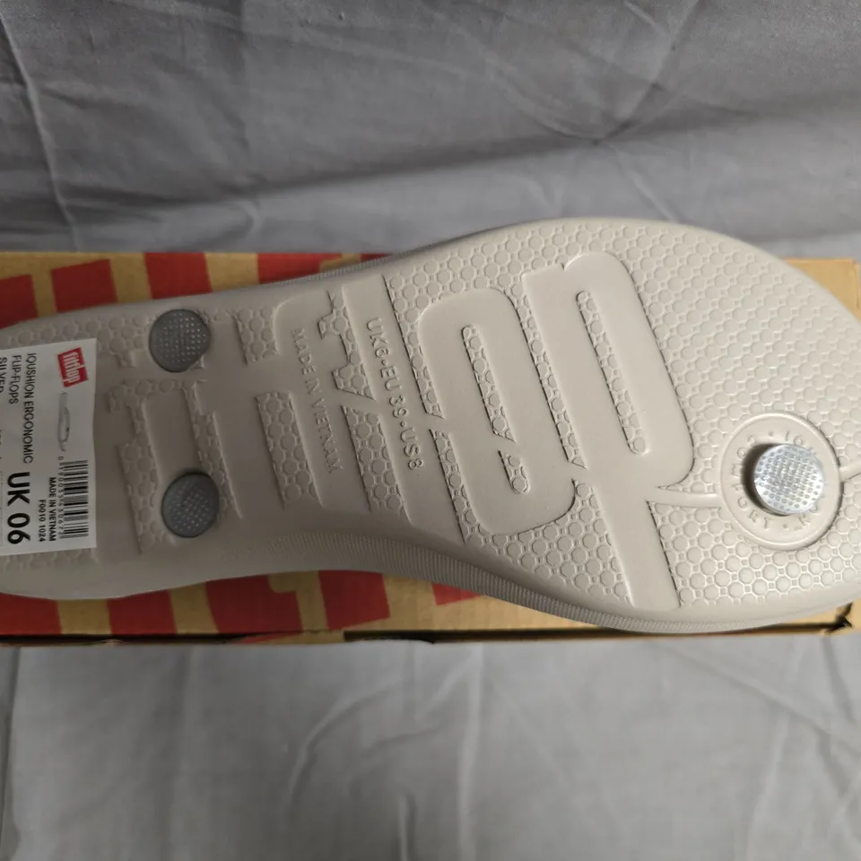 BOXED PAIR OF FITFLOP IQUSHION ERGONOMIC FLIP-FLOPS IN SILVER SIZE UK 6