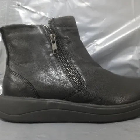 STRIVE BAMFORD II WATER RESISTANT ANKLE BOOTS - BLACK SIZE 4.5