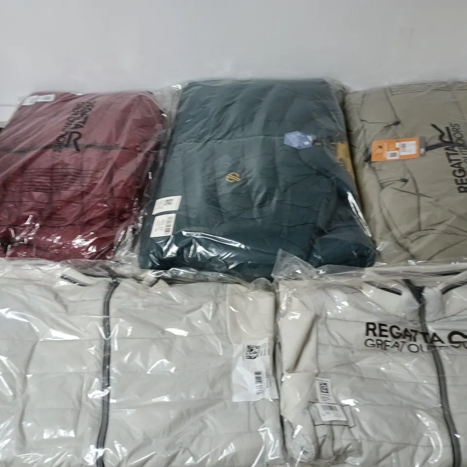 APPROXIMATELY 7 ASSORTED BRAND NEW REGATTA/DARE2B CLOTHING ITEMS IN VARIOUS SIZES, STYLES & COLOURS TO INCLUDE MARSHGRAVE, TORREK PD JK, BRENNON HYBRID, ETC