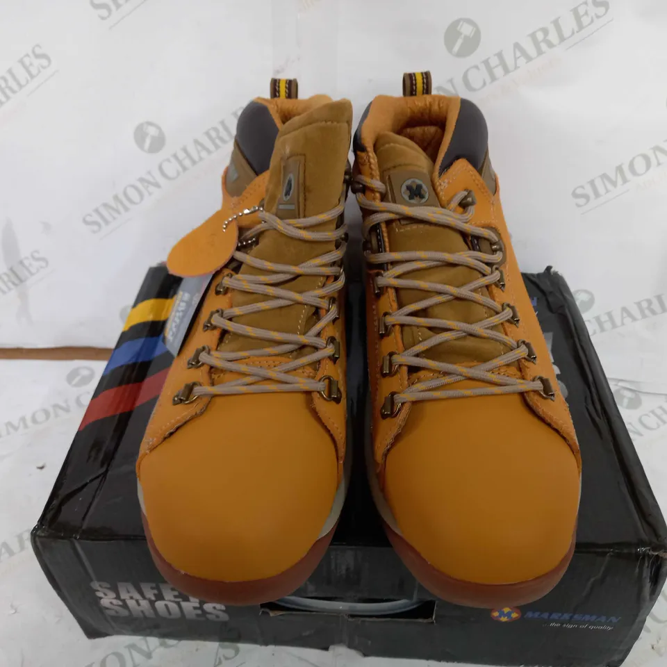 BOXED PAIR OF MARKSMAN LEATHER LACE UP SAFETY BOOTS IN HONEY - UK 12