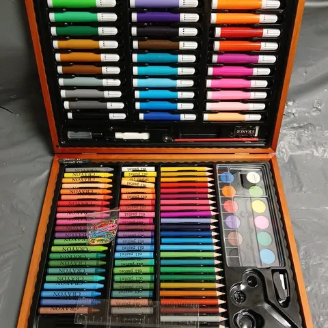 KIDS ART SET IN WOODEN CASE