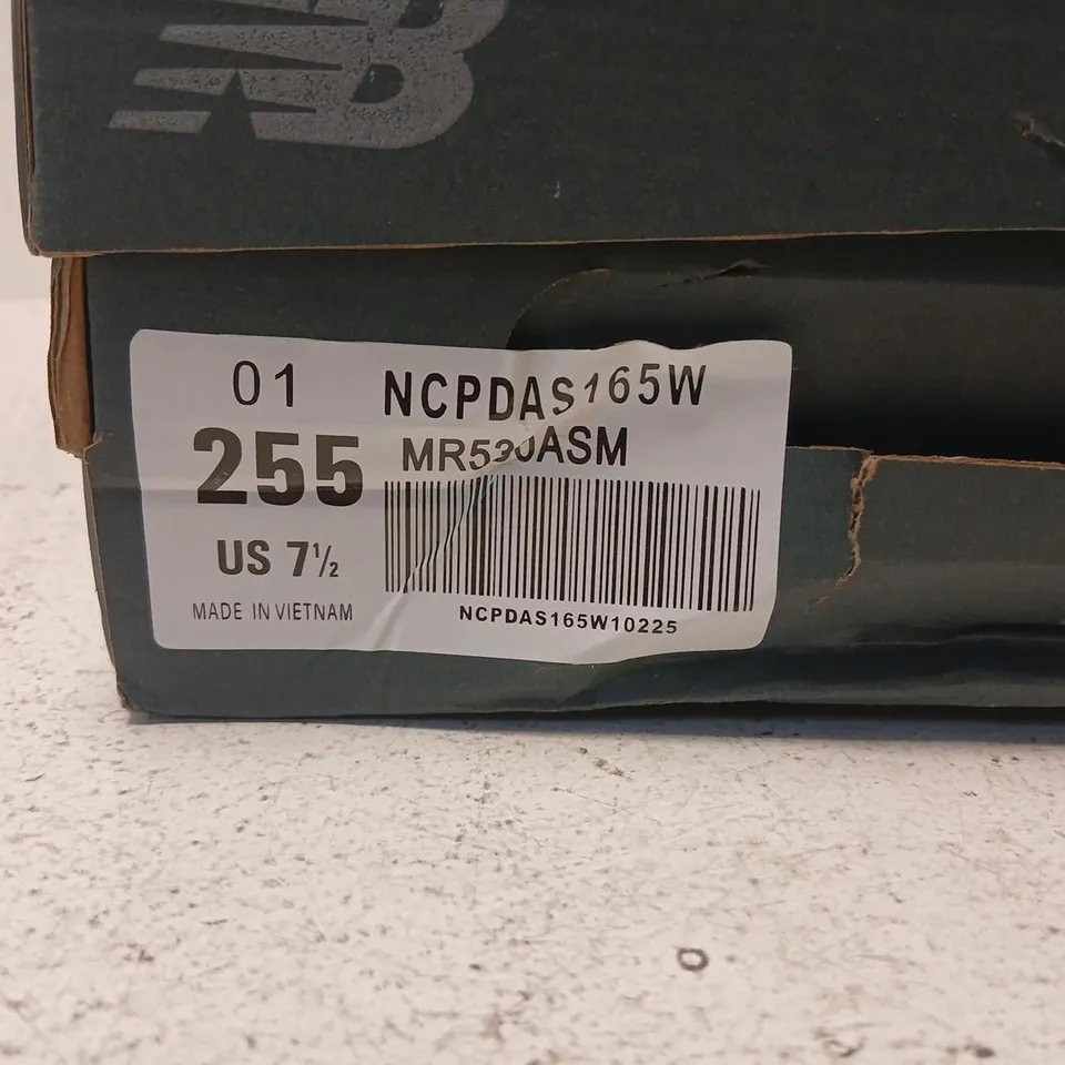 NEW BALANCE RUNNING SHOES – WHITE & GOLD, UK 6.5 (US 7.5)
