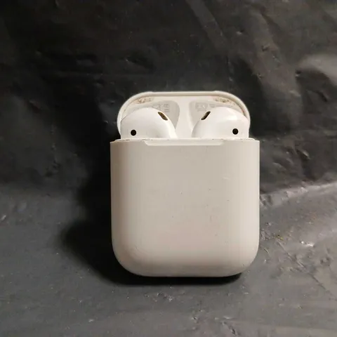  APPLE AIRPODS 1ST GENERATION IN WHITE A1602