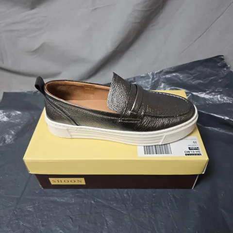 SHOON METALLIC LEATHER LOAFERS – SLIP-ON WITH WHITE SOLE SIZE 39
