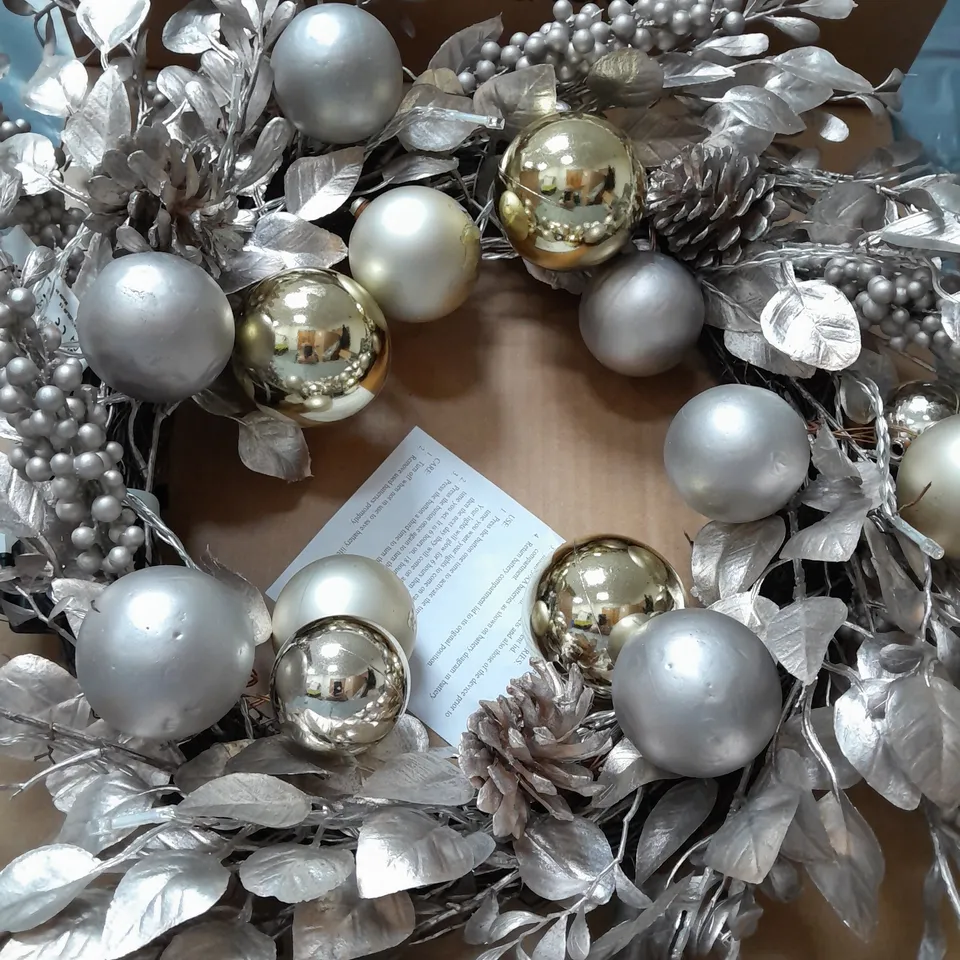 CHAMPAGNE AND GOLD PRE-LIT FESTIVE WREATH