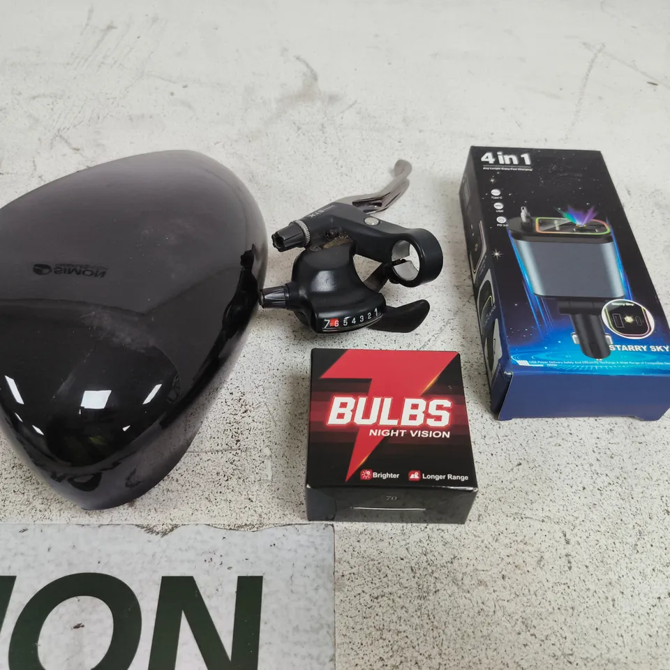 APPROXIMATELY 10 ASSORTED VEHICLE PARTS/ACCESSORIES TO INCLUDE CHARGER, BULBS, MIRROR CASING ETC
